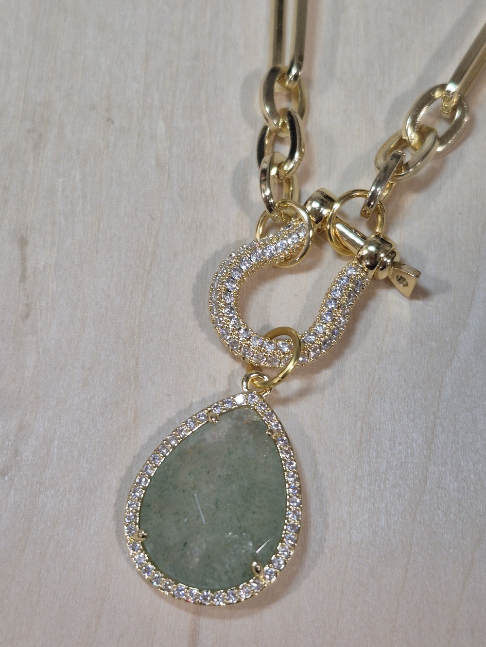 💚💛NEW💚💛 STUNNING!! PaperClip Green Natural Stone And CZ Horseshoe Necklace - Picture 5 of 13